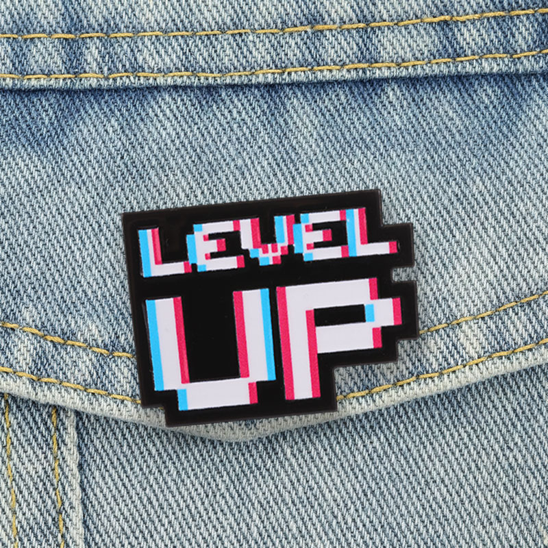 Retro Gaming Gifts - レベルアップ グリッチ ピクセルバッジ レトロビデオゲームスタイル 変形テキスト エナメルピン