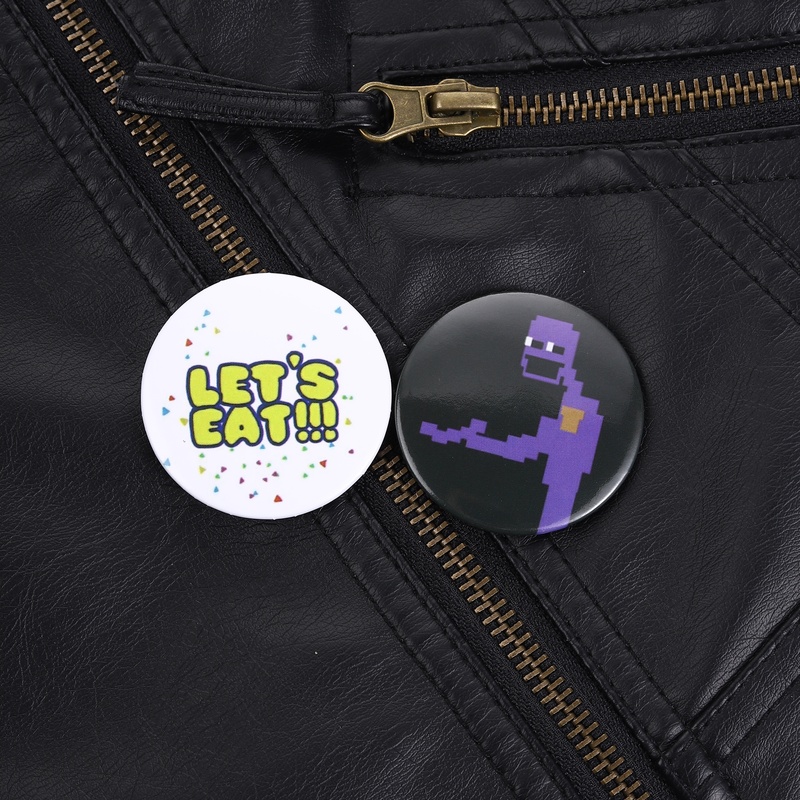 Retro Gaming Gifts - ホラーゲームの反派キャラクターのピンバッジ、紫のブローチ、「LET'S EAT」の言葉入り、レトロゲームスタイル、コレクター向け、普段使いにクールなアイテム
